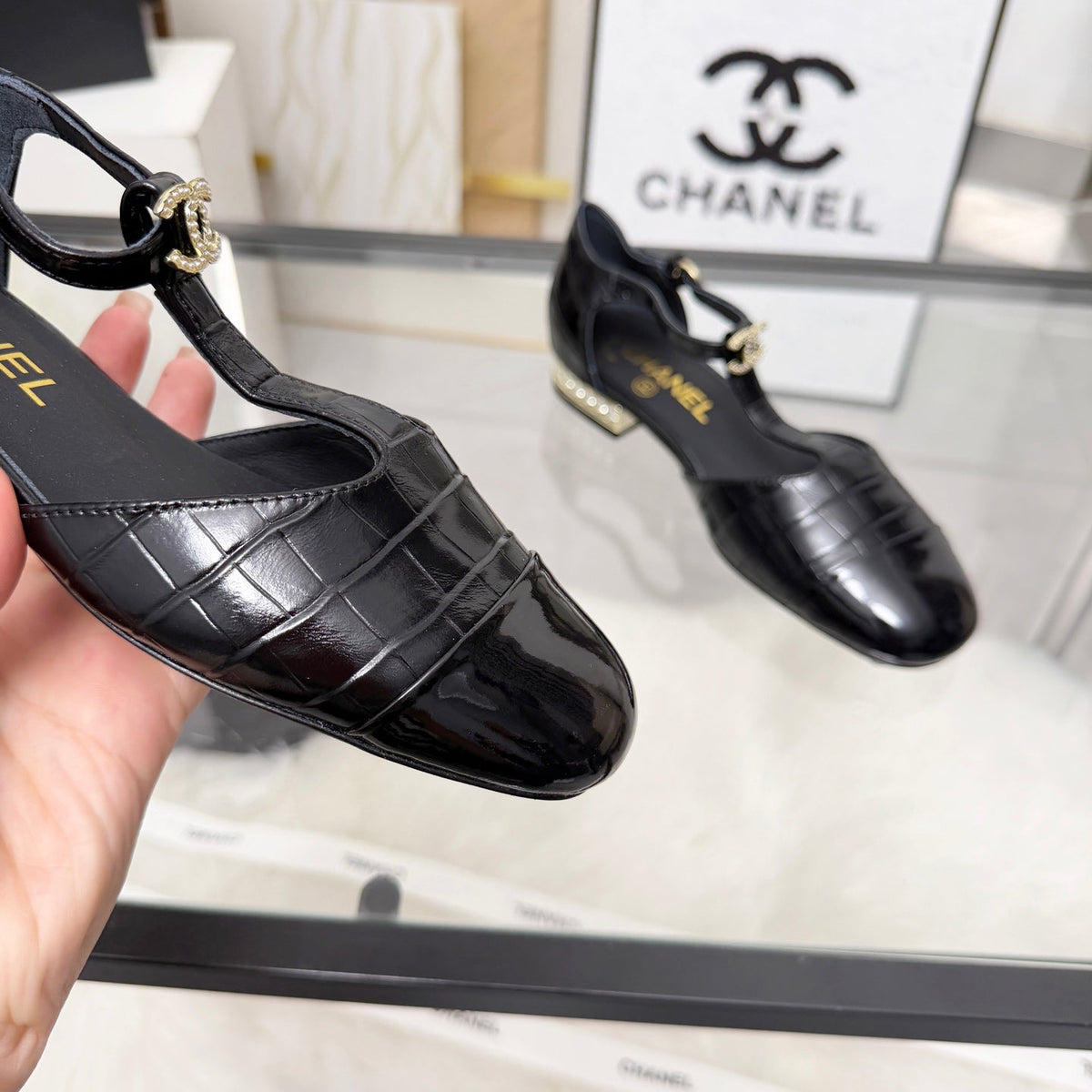 CC 26s Flat Sandals Black Cowhide Patent Leather 183576
