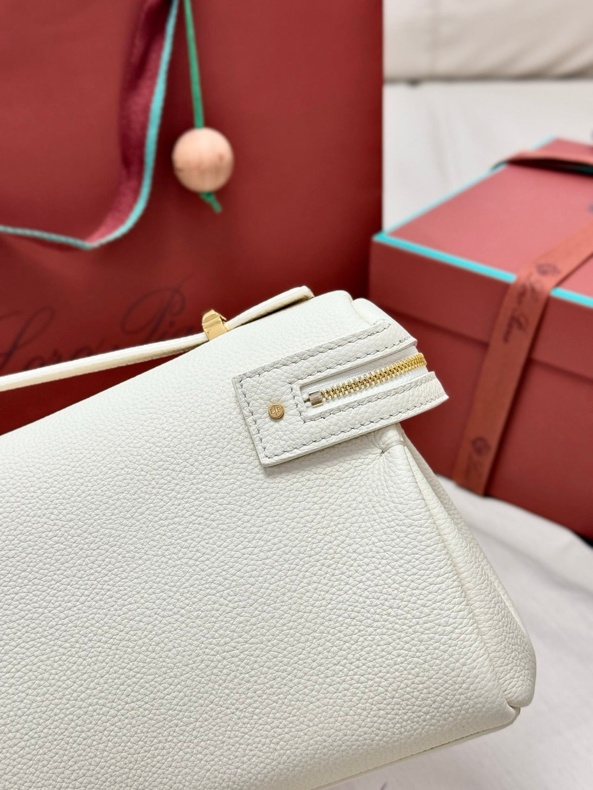LP 2026 Extra Softy Bag L33 Off-white /Sun Gold Grained Calfskin