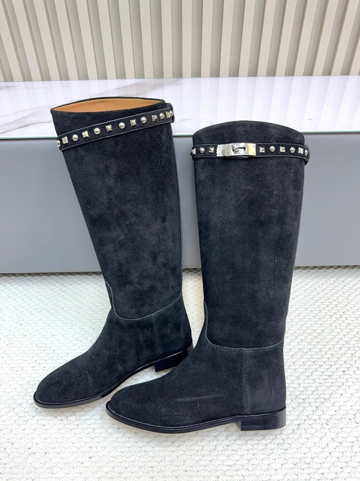 HM 25ss Kelly Buckle Riding Boots Black Suede 576117