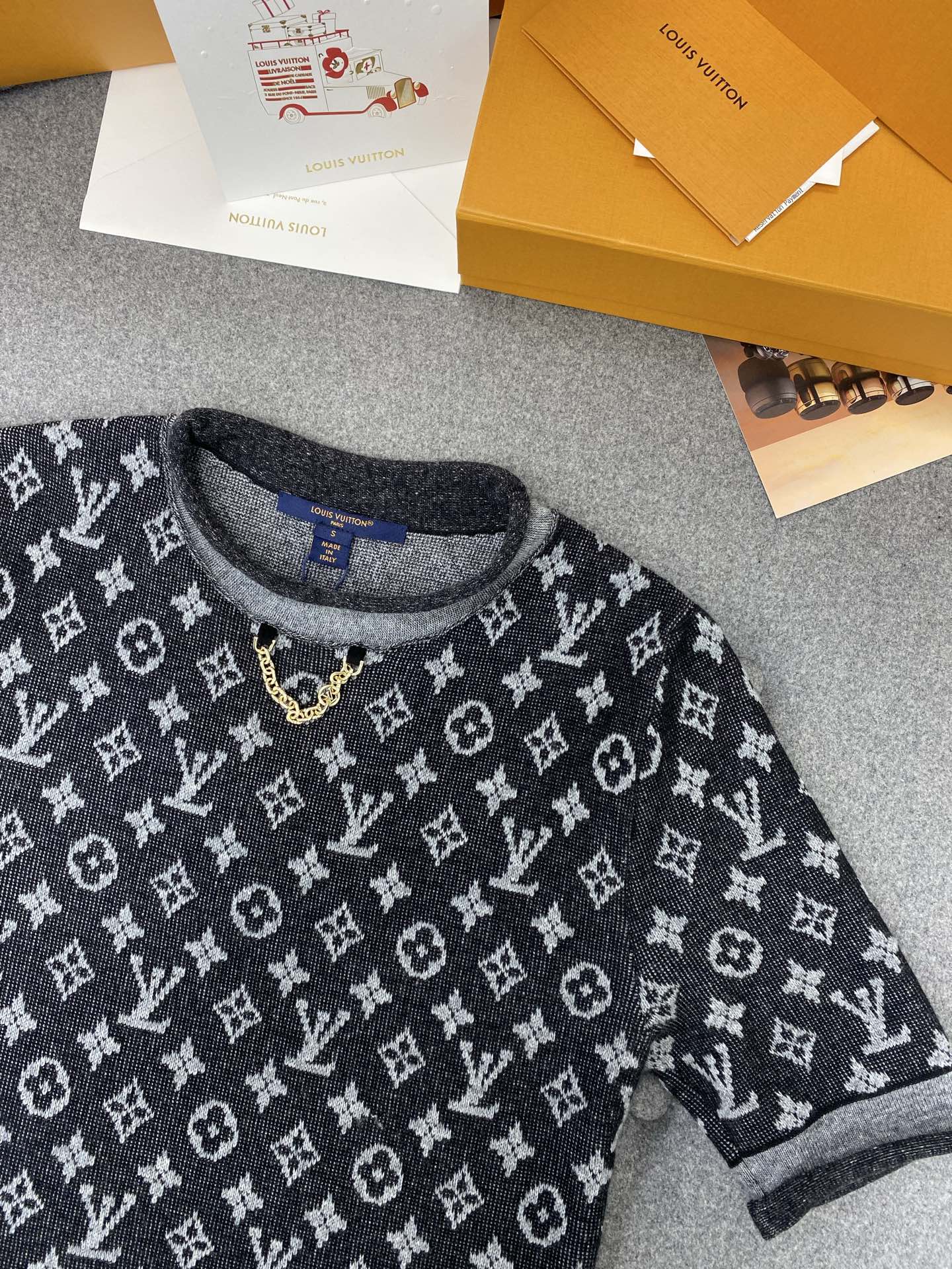 LV Simple Elegant Design T-shirt Black Cotton Wool