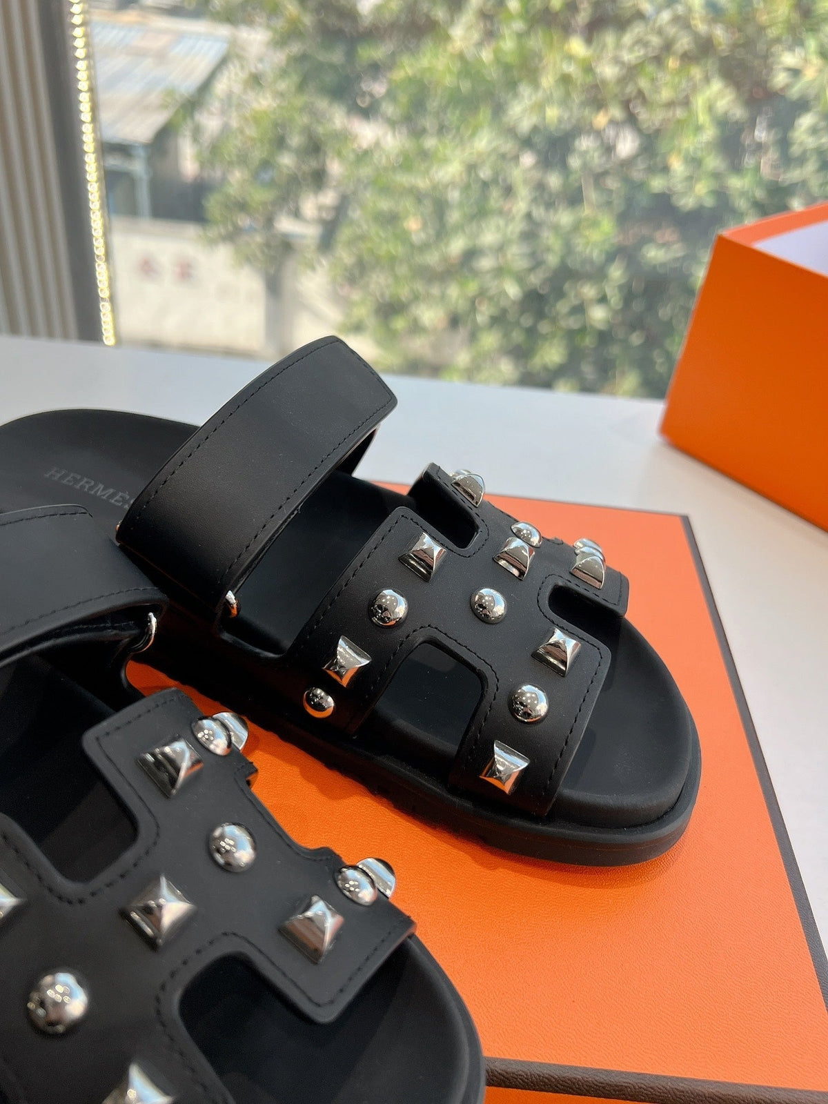 HM Chypre Sandal Black Calfskin mix Studs 202820