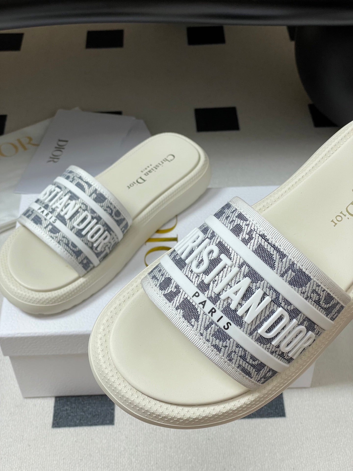 CD 25  Slippers White Gray Fabric 394062