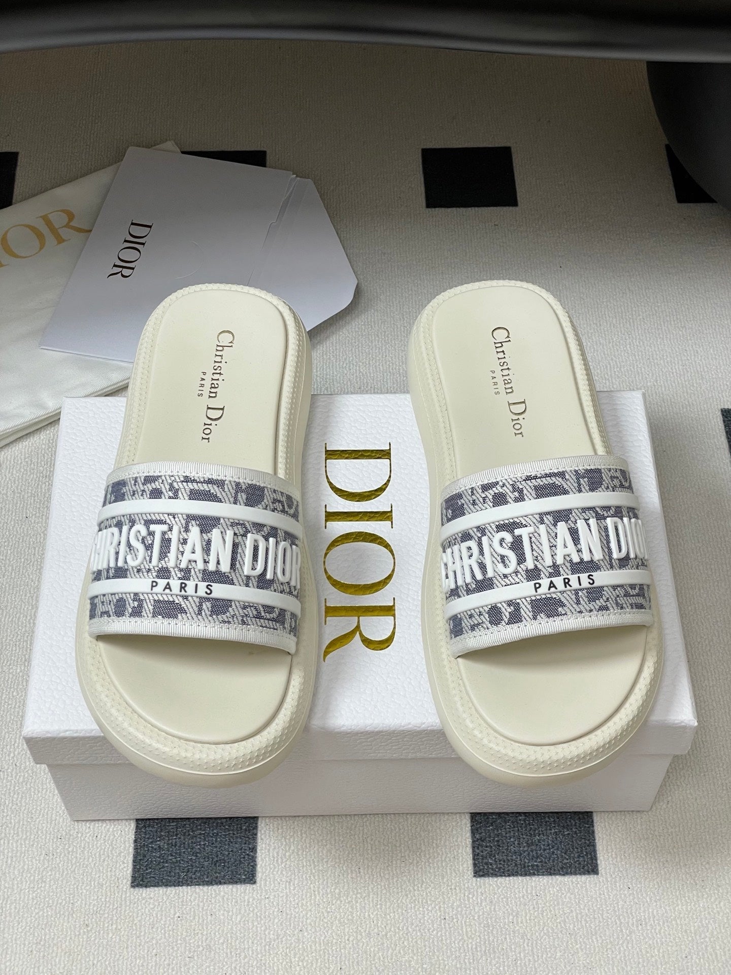 CD 25  Slippers White Gray Fabric 394062
