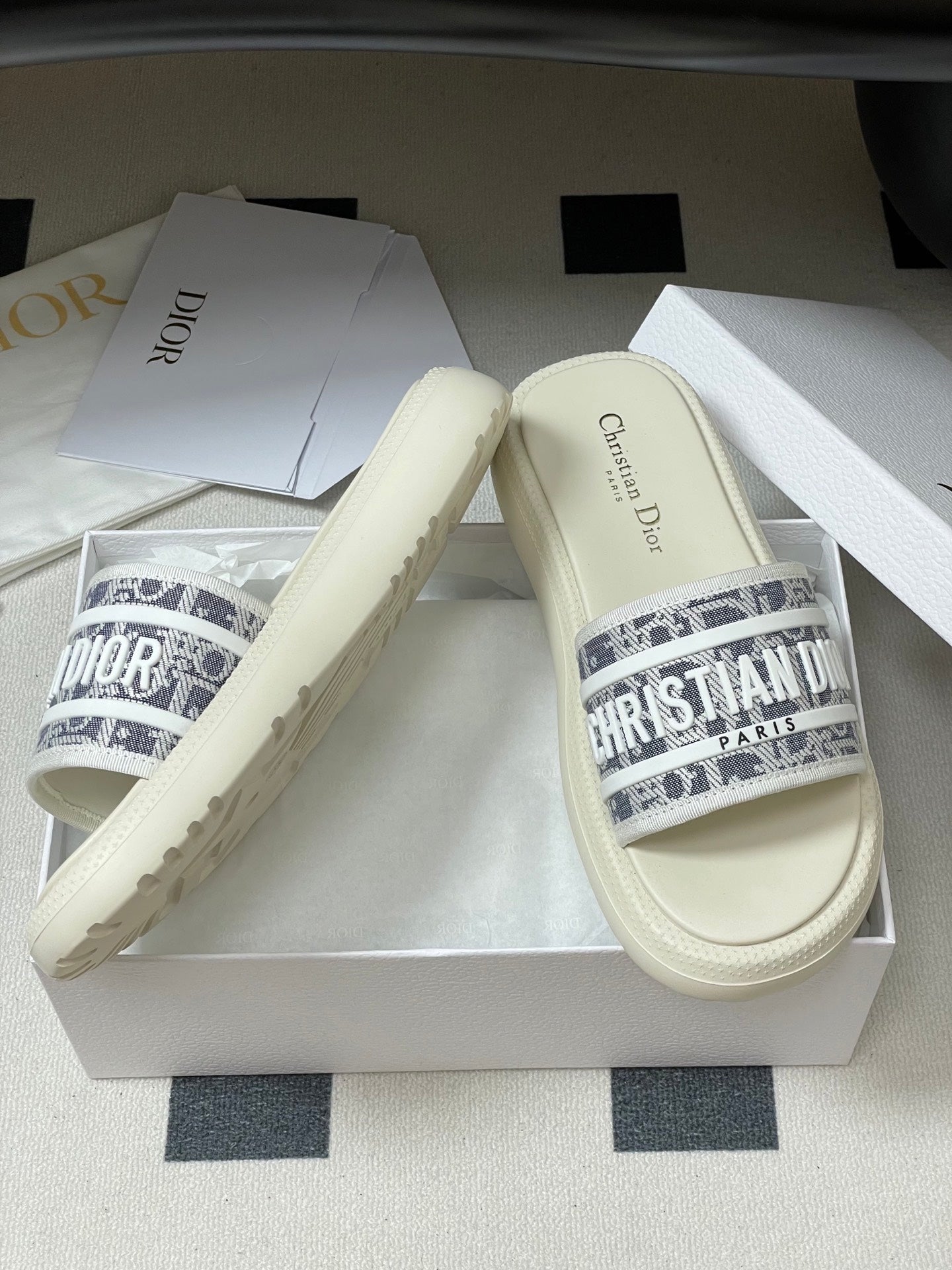 CD 25  Slippers White Gray Fabric 394062