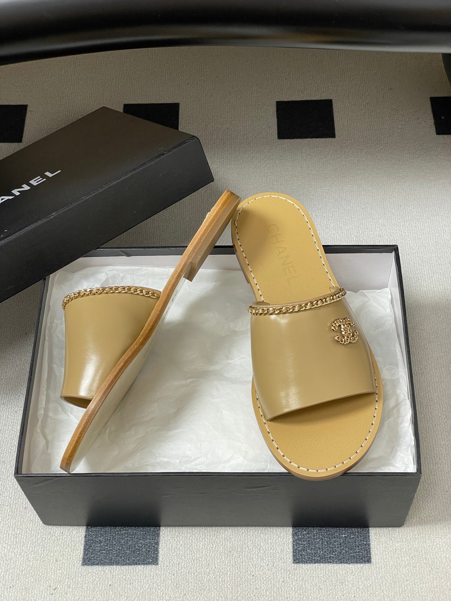 CC 26 Flat Sandal Beige Sheepskin 593298