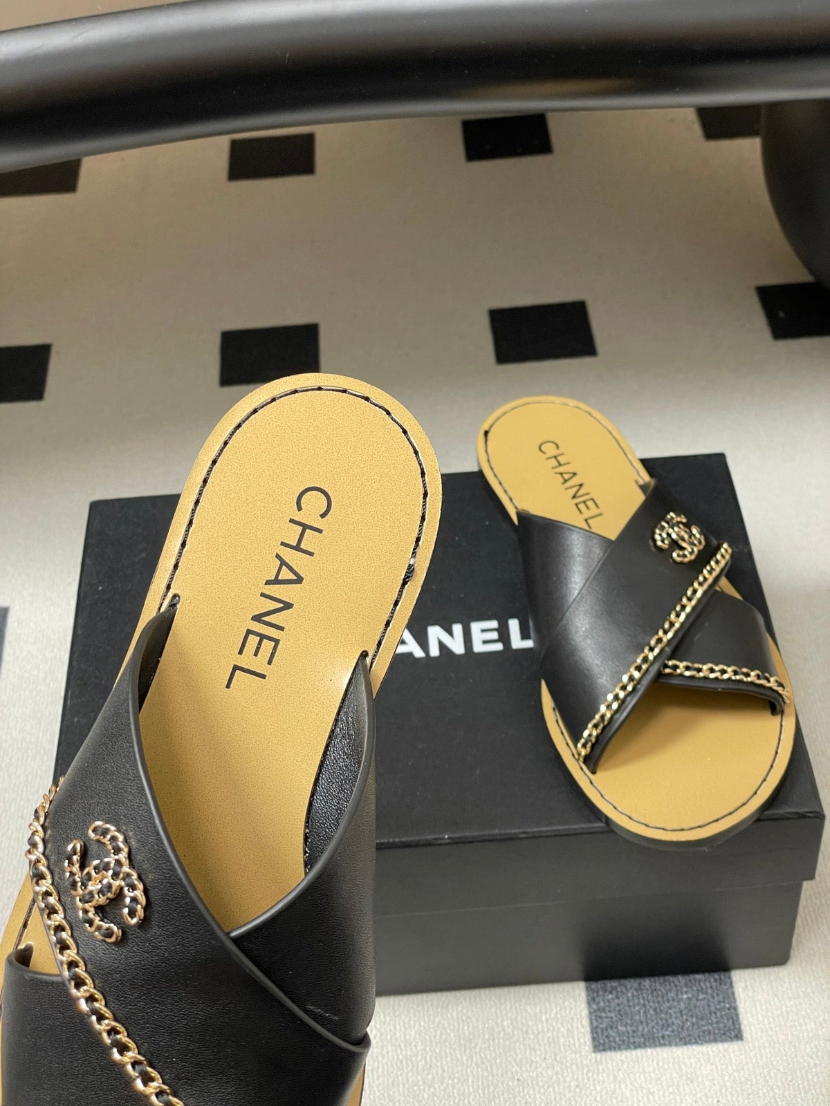 CC 26 Criss-cross Strap Slipper Black Beige Sheepskin 593304
