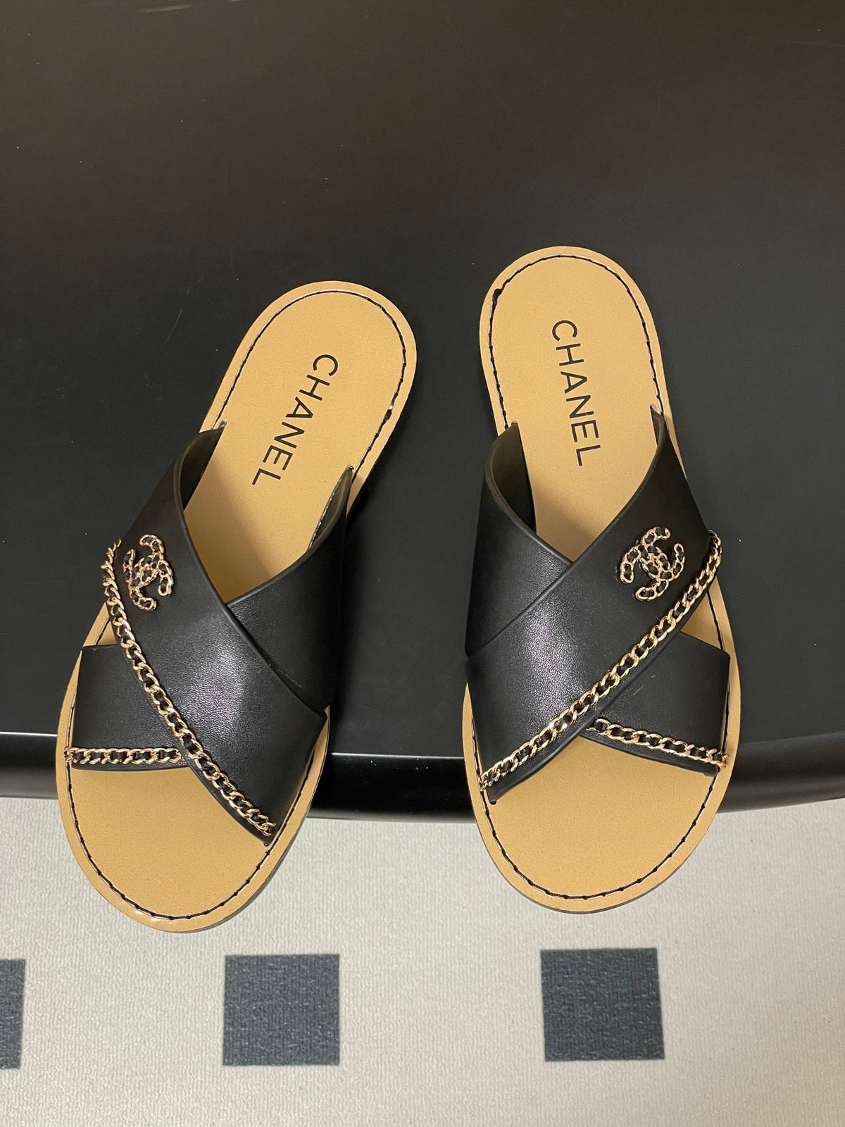 CC 26 Criss-cross Strap Slipper Black Beige Sheepskin 593304