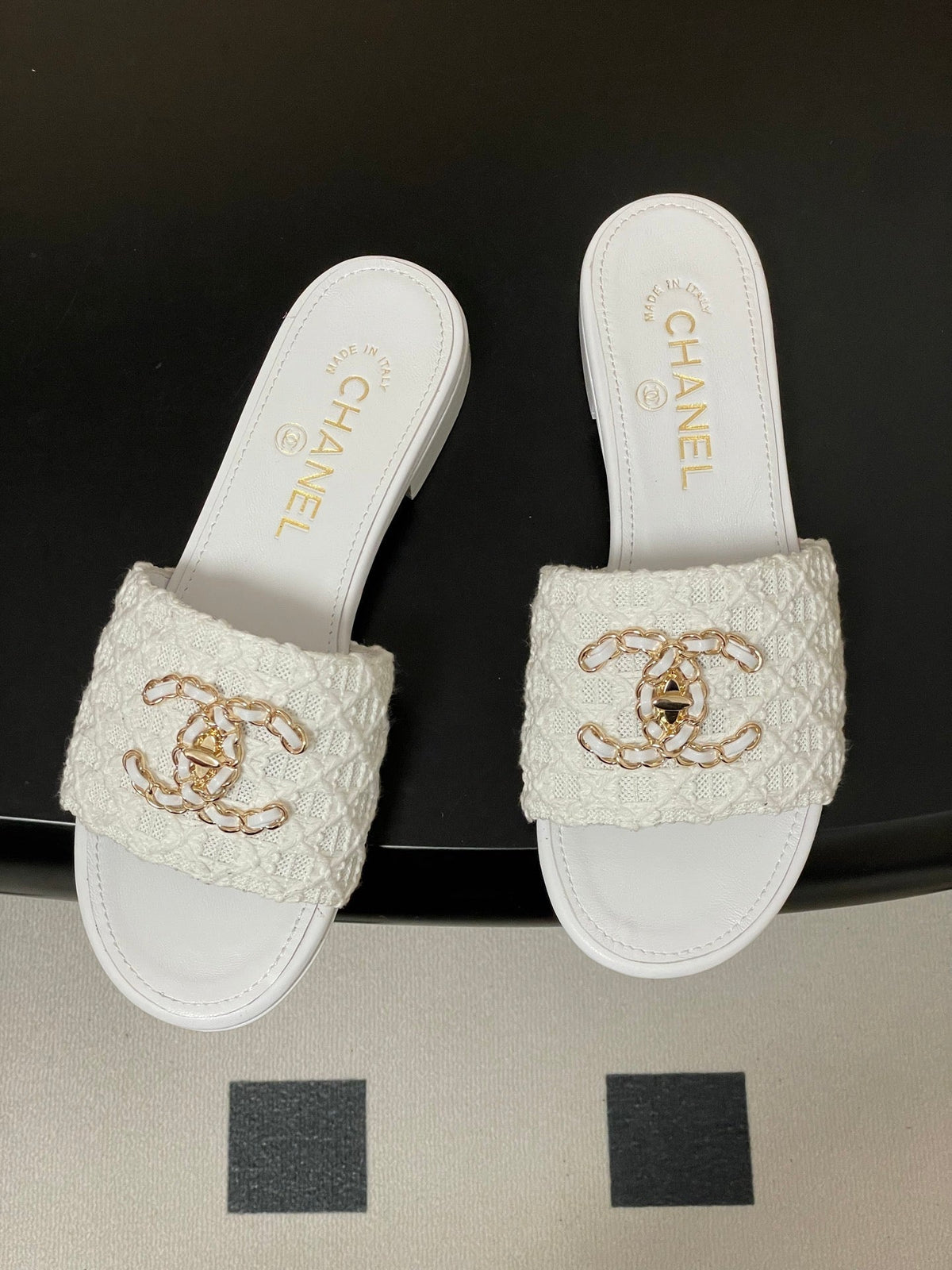 CC 26s Flat Slippers White Fabric Sheepskin 649491
