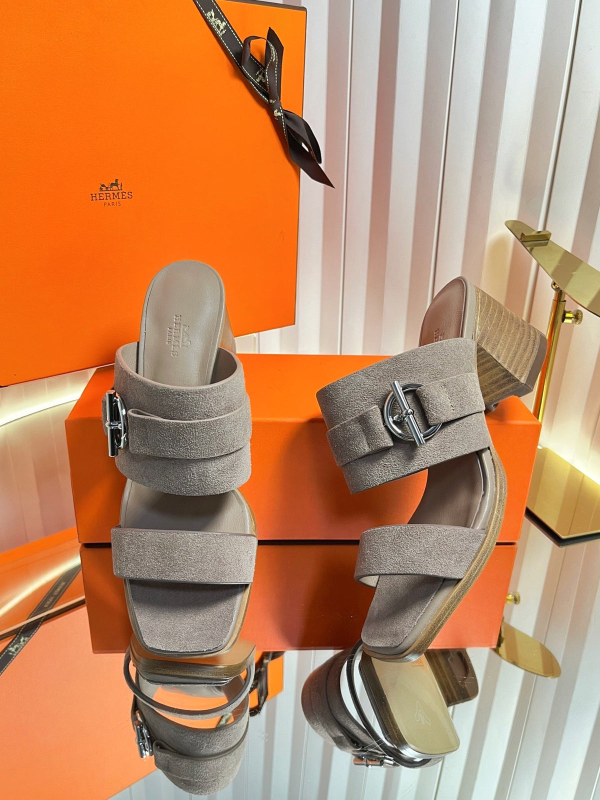 HM 26ss Kelly Buckle High-Heeled Sandals Taupe Suede 641963