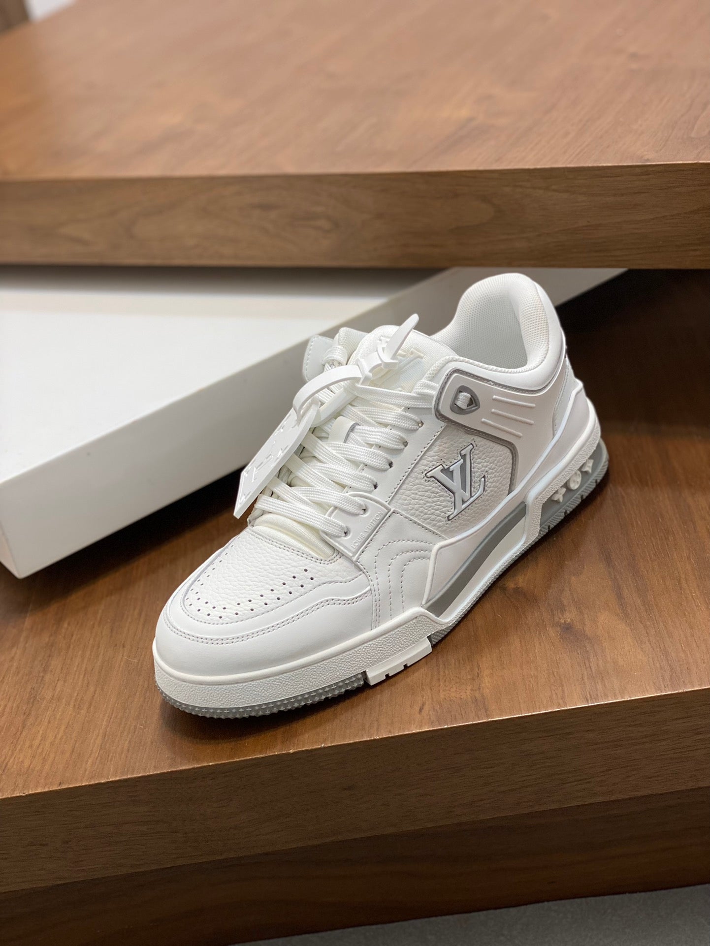 LV TRAINER  WHITE SNEAKER