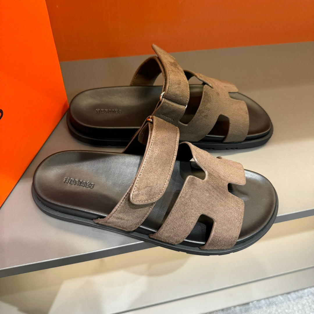 HM CHYPRE SANDAL BROWN SUEDE