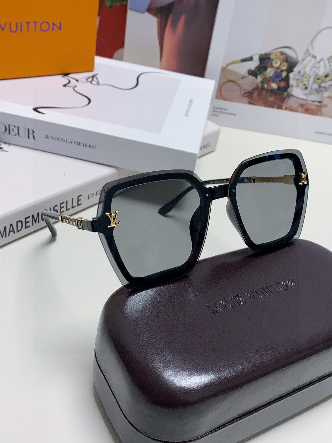 SQUARE SUNGLASSES 581357 IN BLACK ACETATE