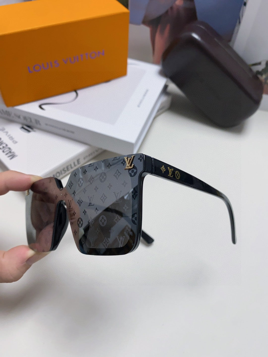 SQUARE SUNGLASS 581366 IN BLACK ACETATE MONOGRAM MASK ON LENS