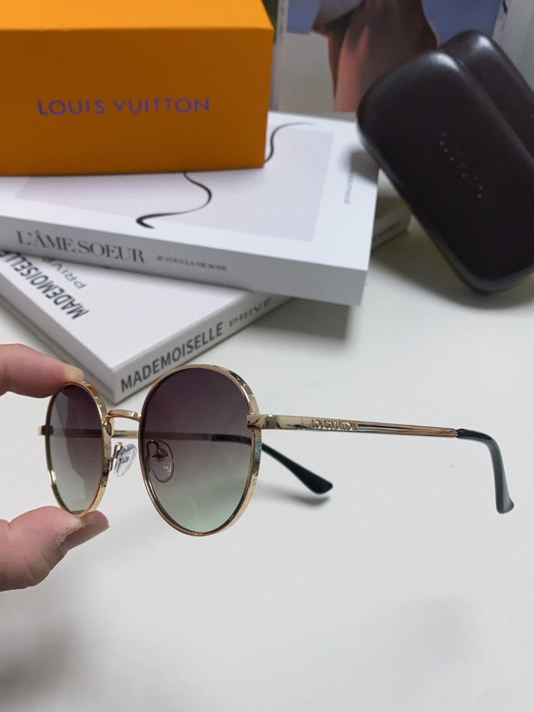 SIGNATURE ROUND SUNGLASS 581381 IN GOLD METAL GREY SMOKE LENSES