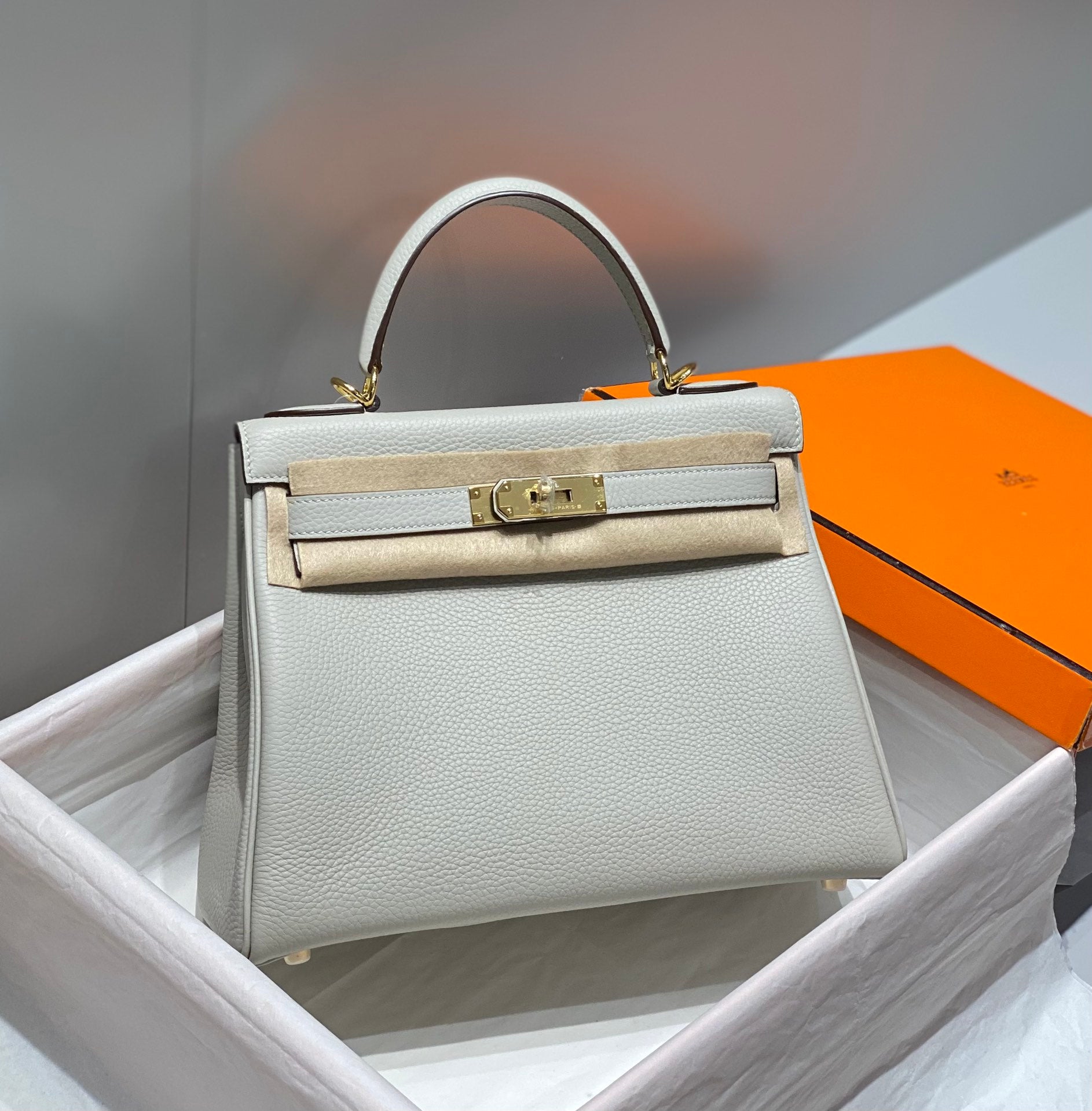 HM KELLY 28CM LIGHT GREY TOGO GOLD HARDWARE