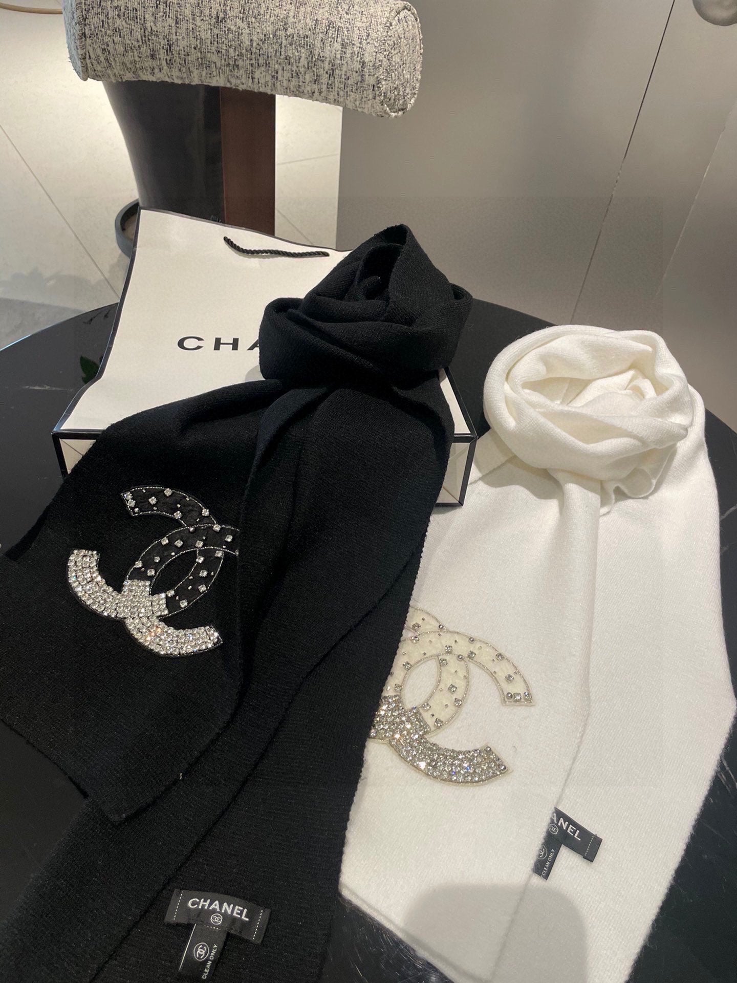 CC Rhinestone-Embellished Shawl 180 CM In White Cashmere Wool 363686
