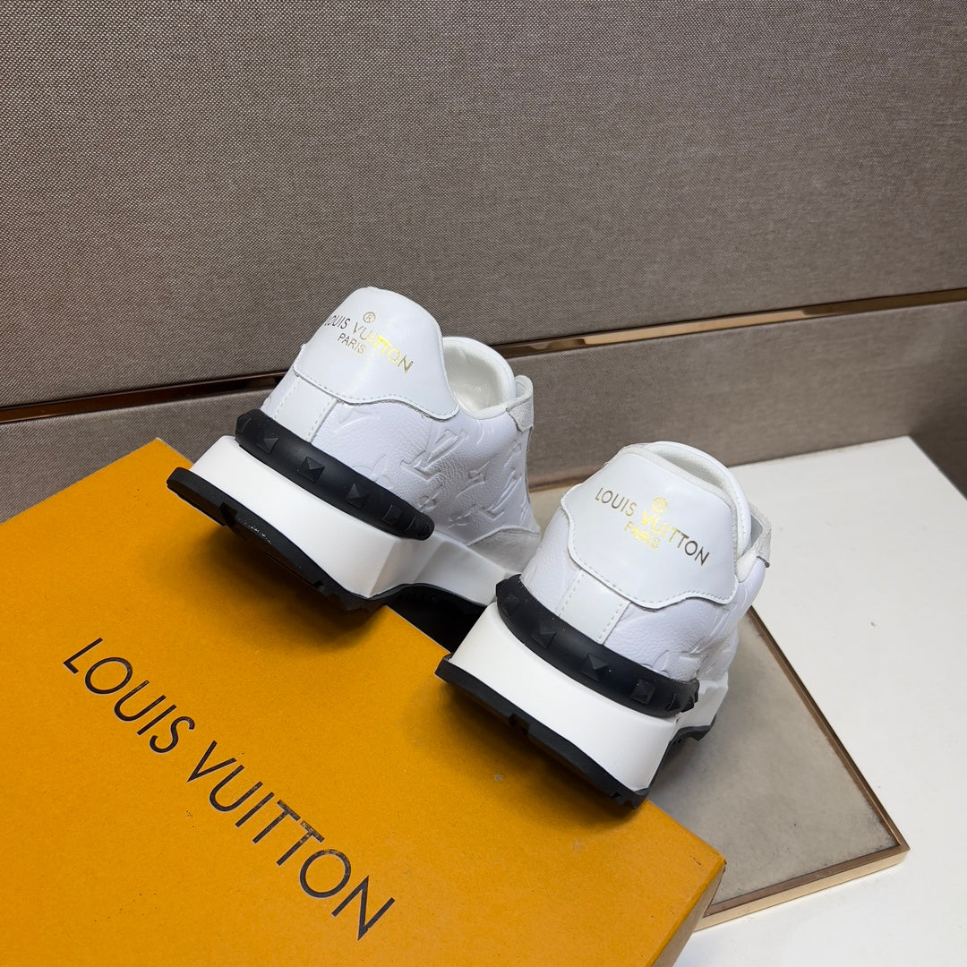 LV TRAINER SNEAKER WHITE EMBOSSED CALFSKIN AND GREY SUEDE