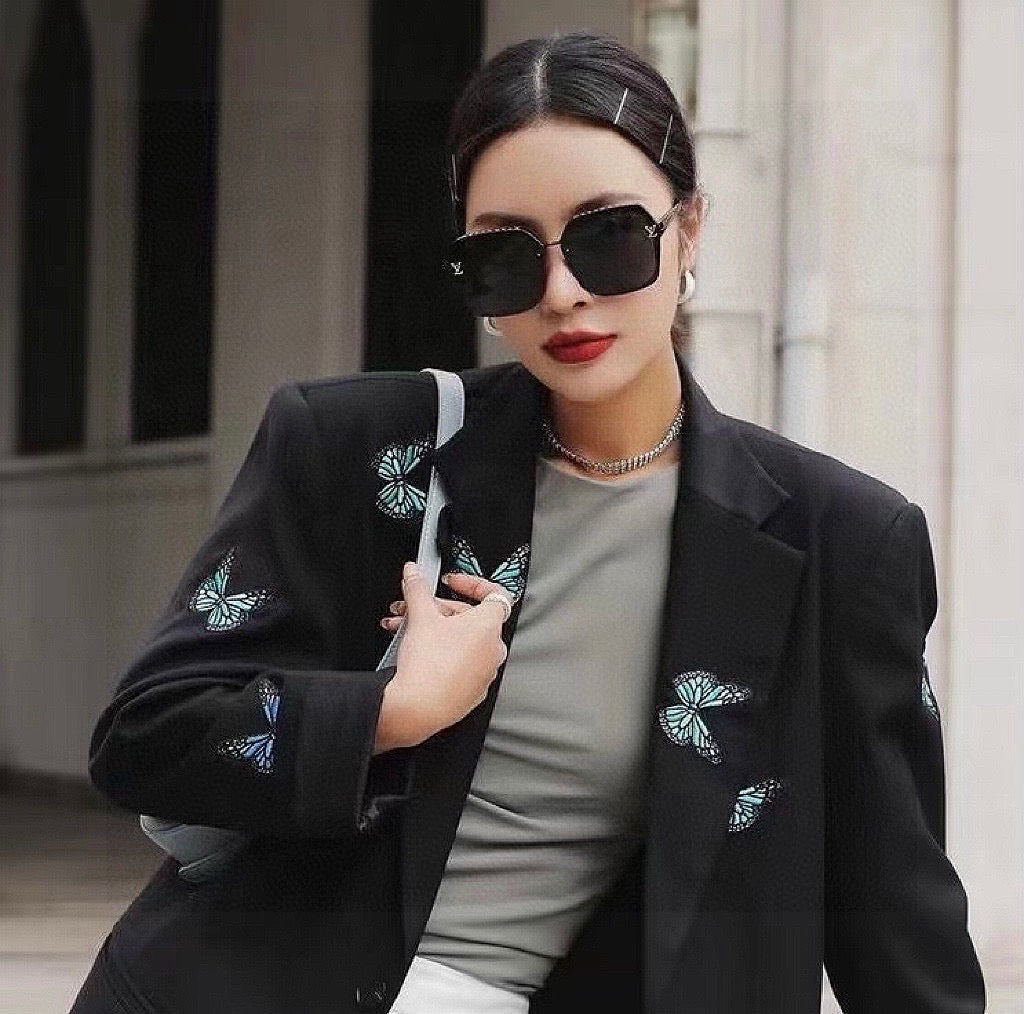 SQUARE SUNGLASSES L30157 IN BLACK ACETATE MONOGRAM LOGO