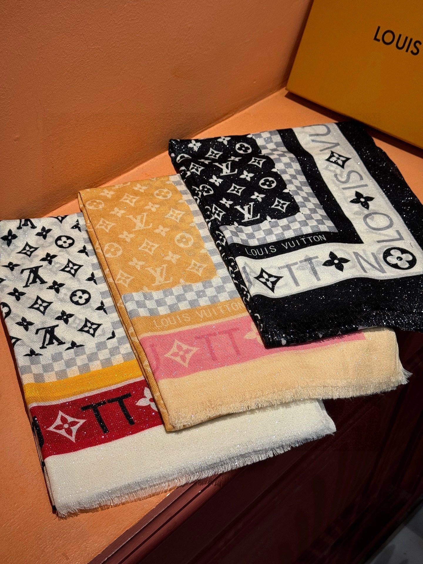 LV 25ss Scarf 200CM White Red Cashmere 293153