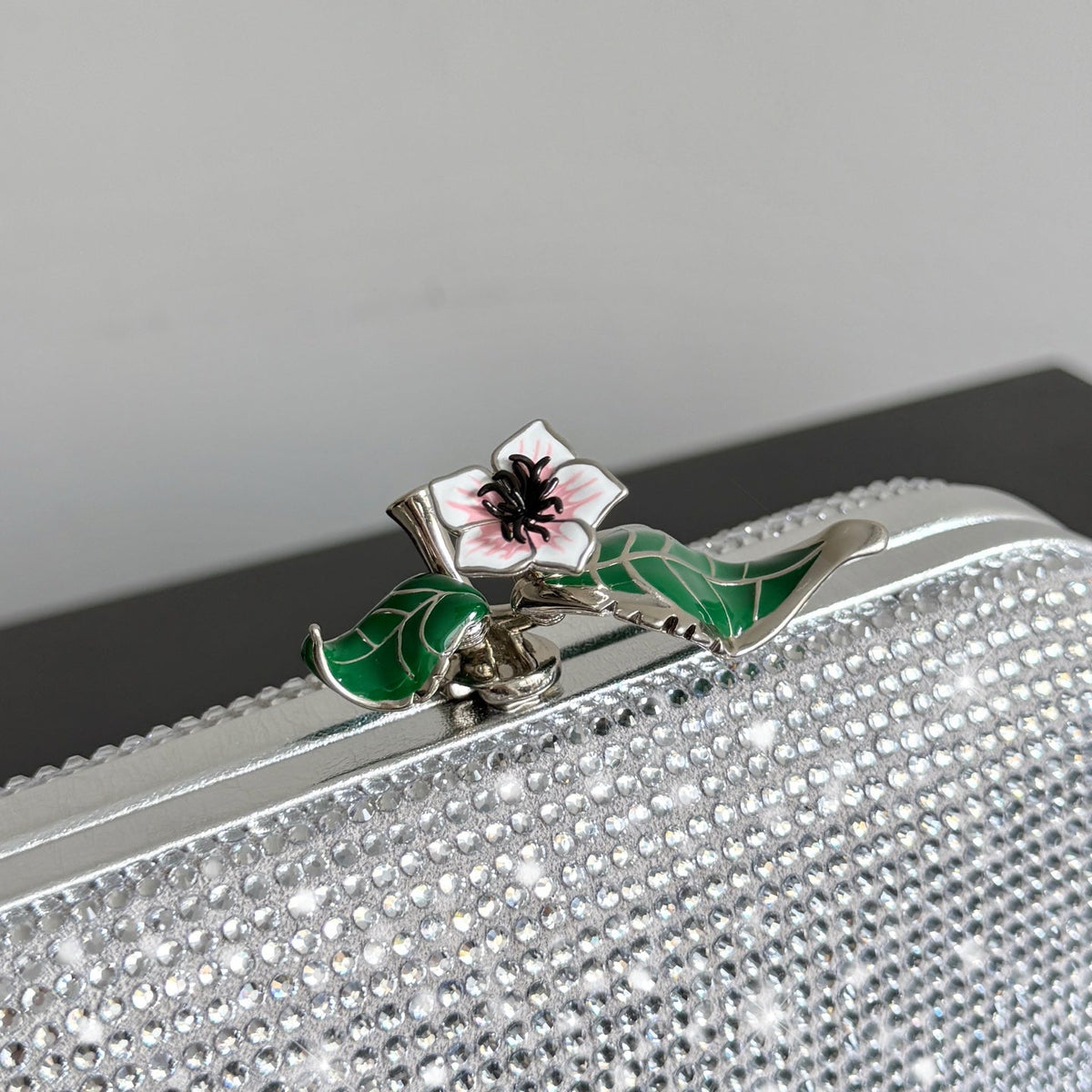 Bottega Veneta 2026 Knot Embellished Clutch 19cm Silver Crystal Leather Minaudière