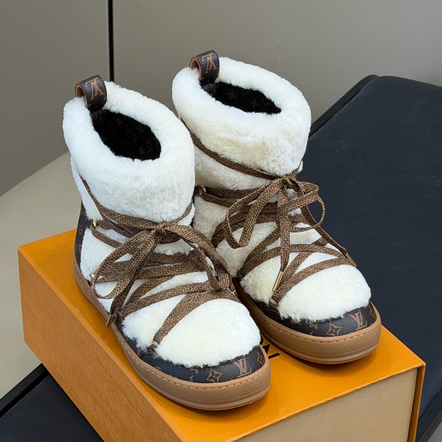 LV 25 Snow Boots Brown White Leather Wool 576936