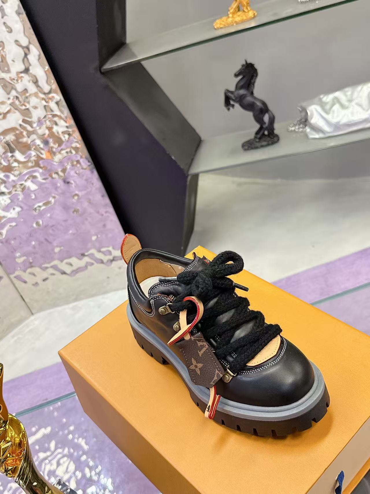 LV 26ss Sneaker Black Sheepskin 672127