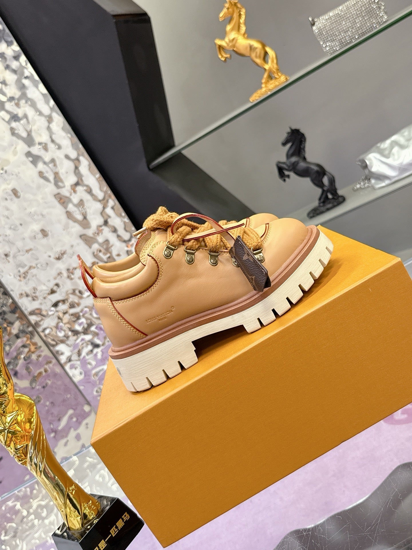 LV 26ss Sneaker Tan Brown Sheepskin 672130