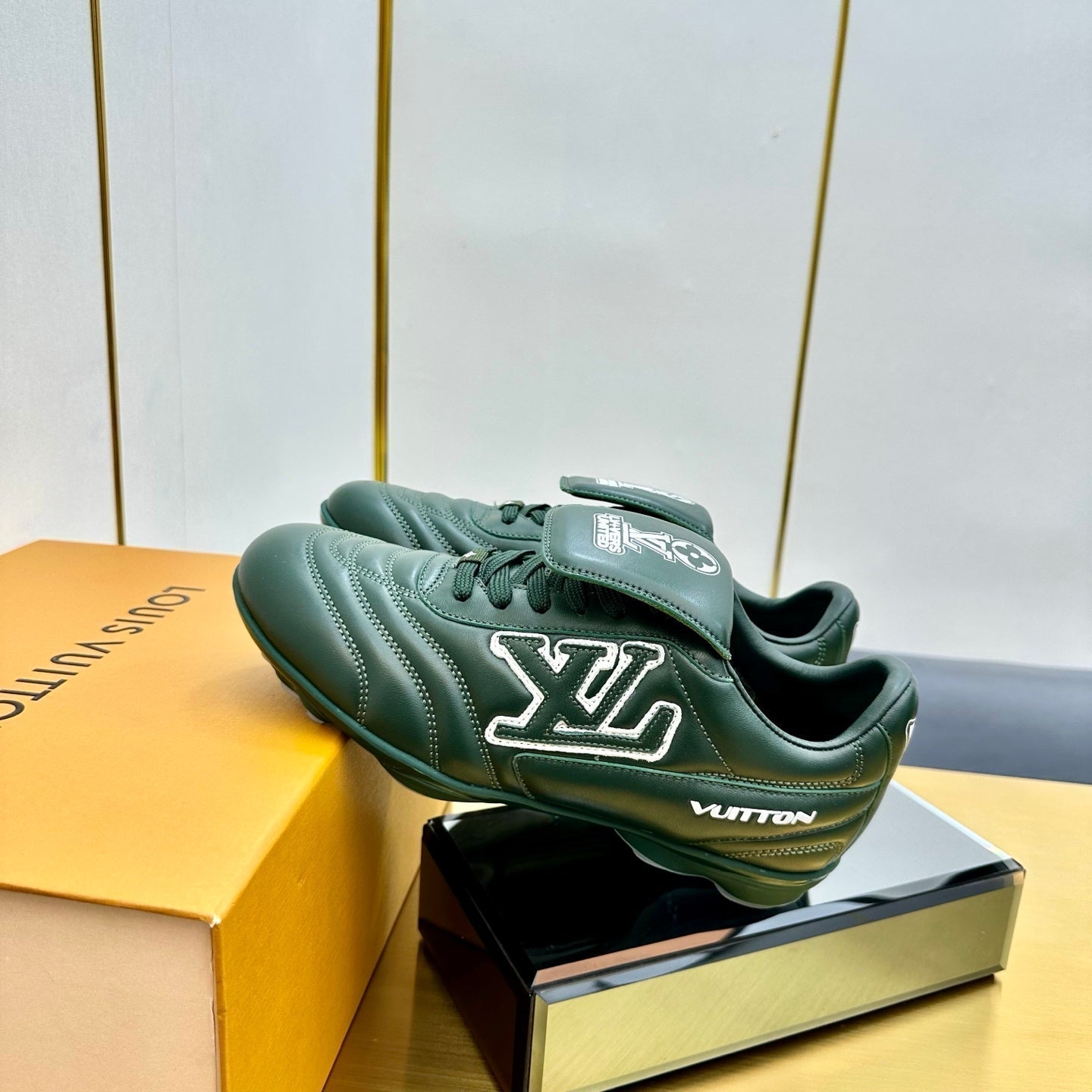 LV 25C Sneaker LV Footprint Soccer Vert Cuir de Veau uni 219933