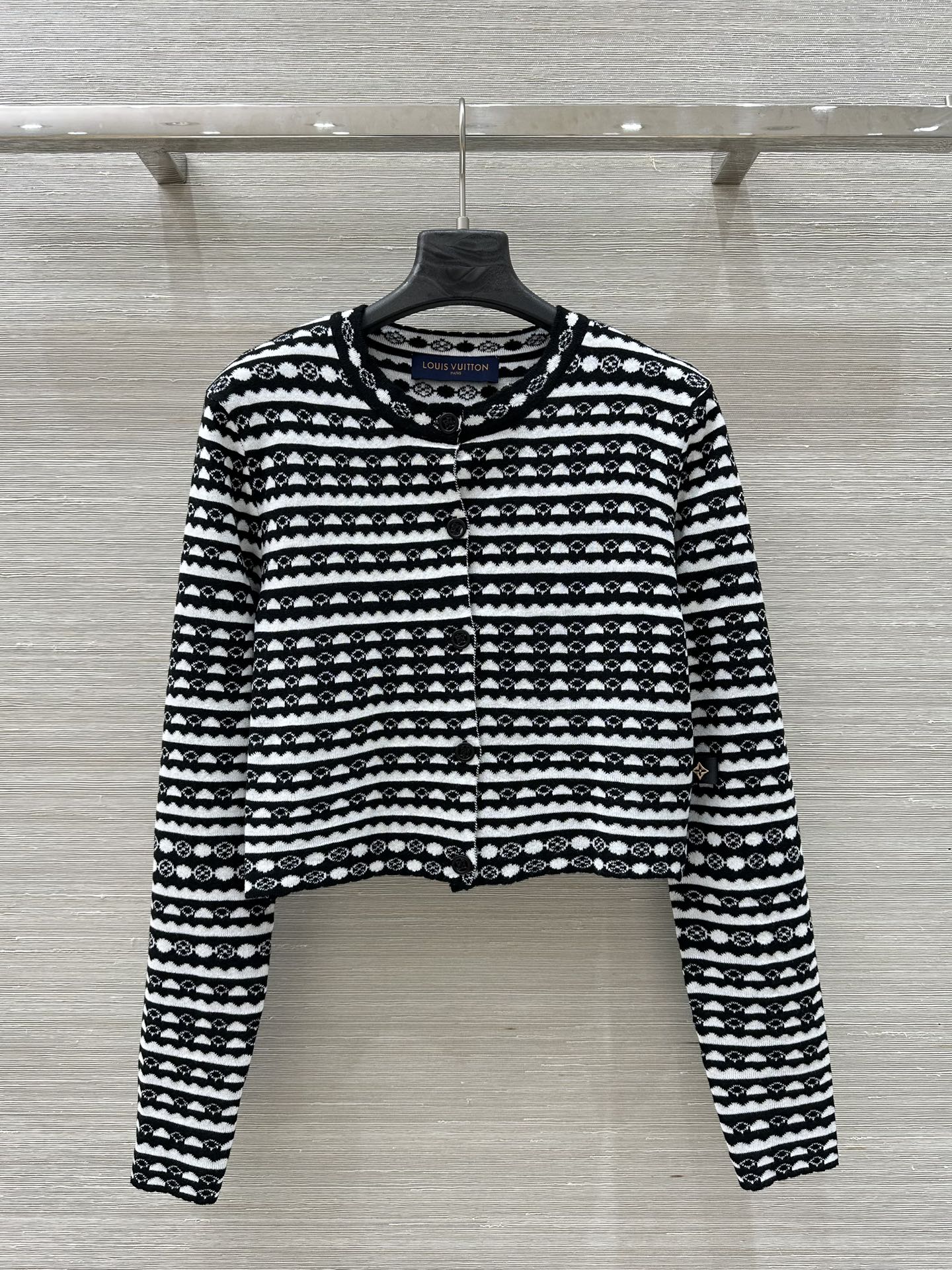 LV 25 Geometric Wave Pattern Round Neck Knitted Shirt Black Wool