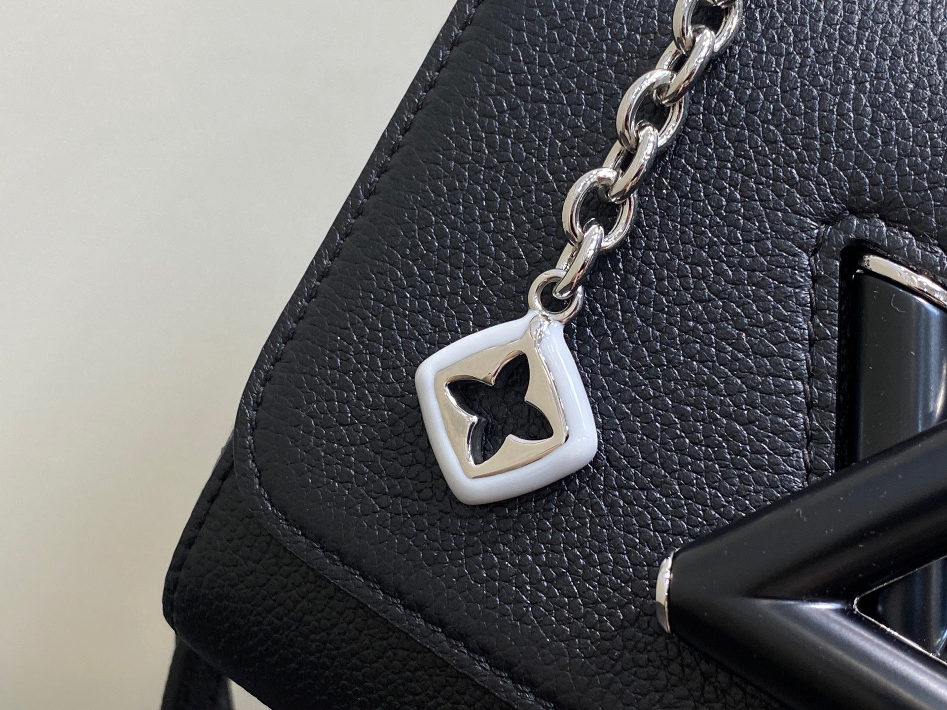 Twist MM Slim 23cm Black Calfskin