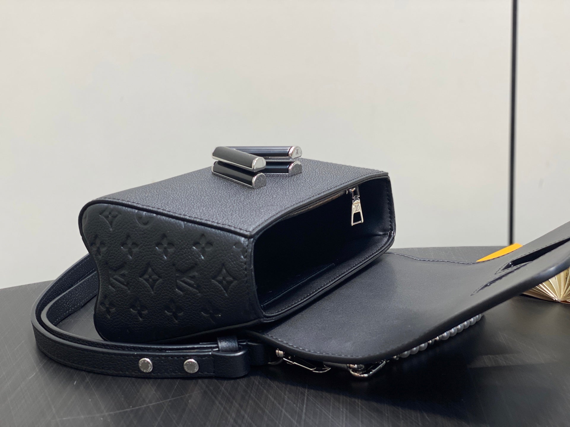 Twist MM Slim 23cm Black Calfskin