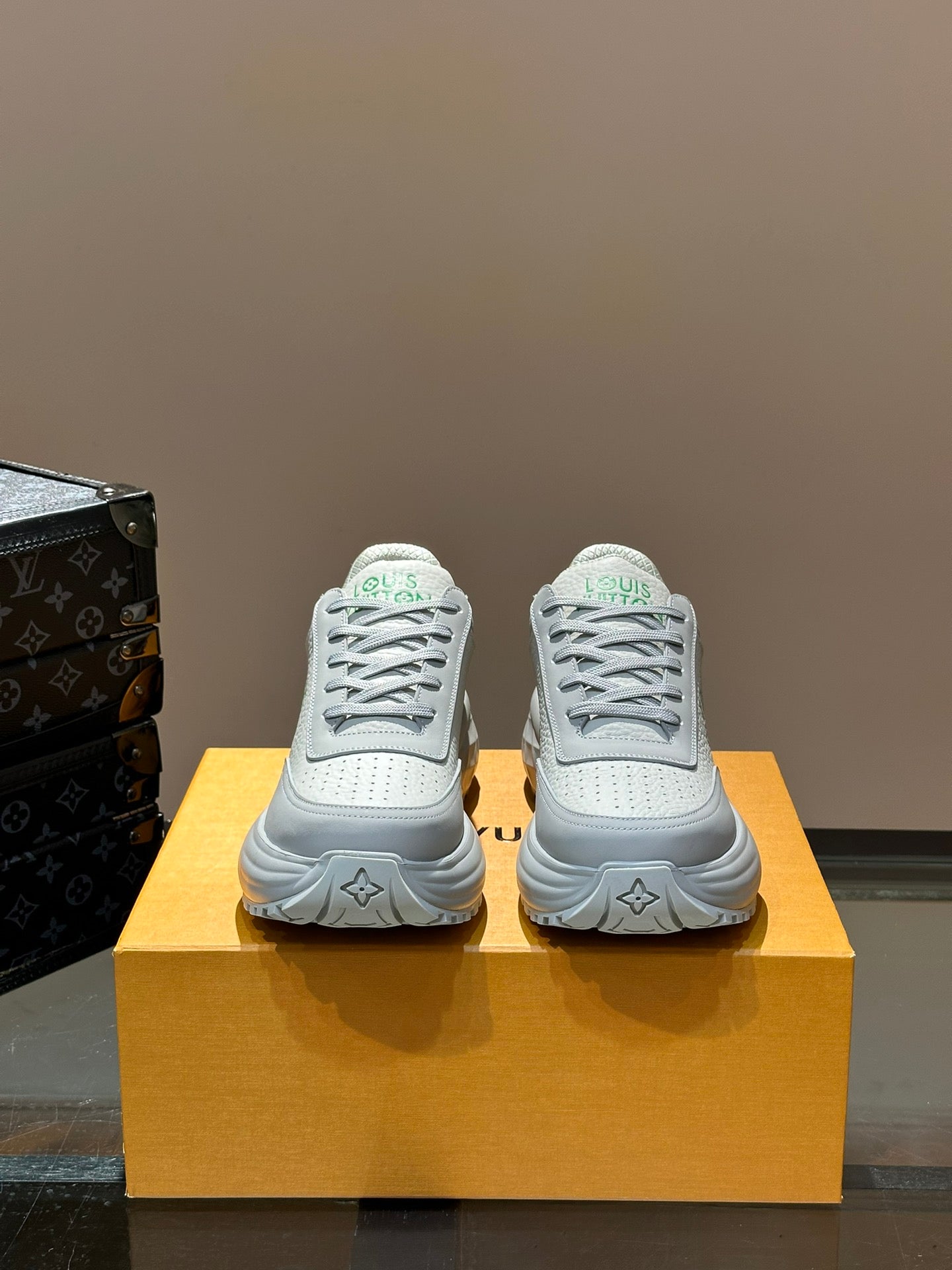 THICK-SOLED SNEAKER WHITE AND GREY CALFSKIN