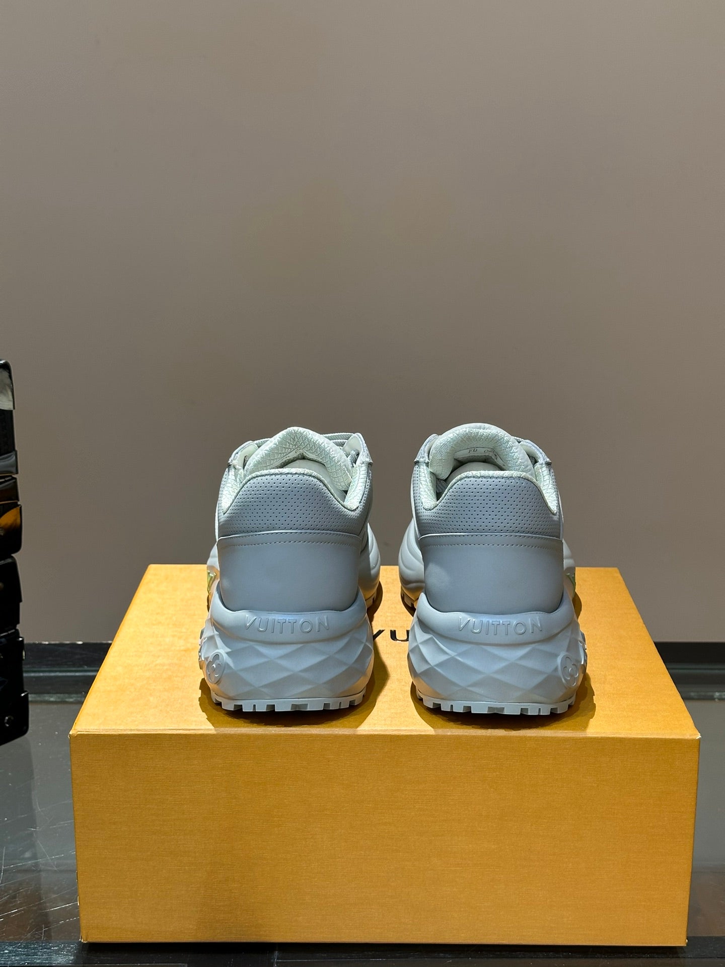 THICK-SOLED SNEAKER WHITE AND GREY CALFSKIN