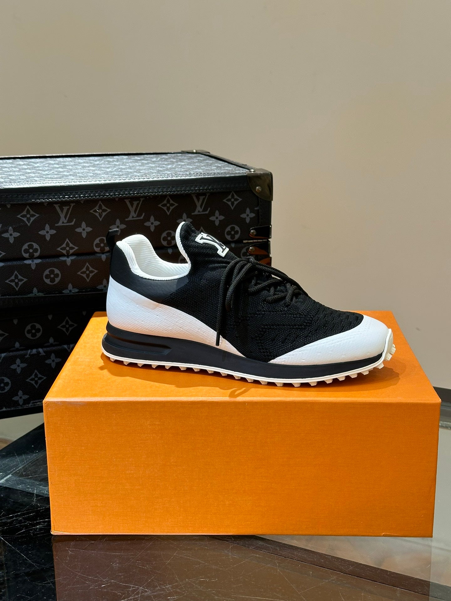 LV SNEAKERS IN WHITE MIX BLACK CALFSKIN AND FABRIC BREATHABLE