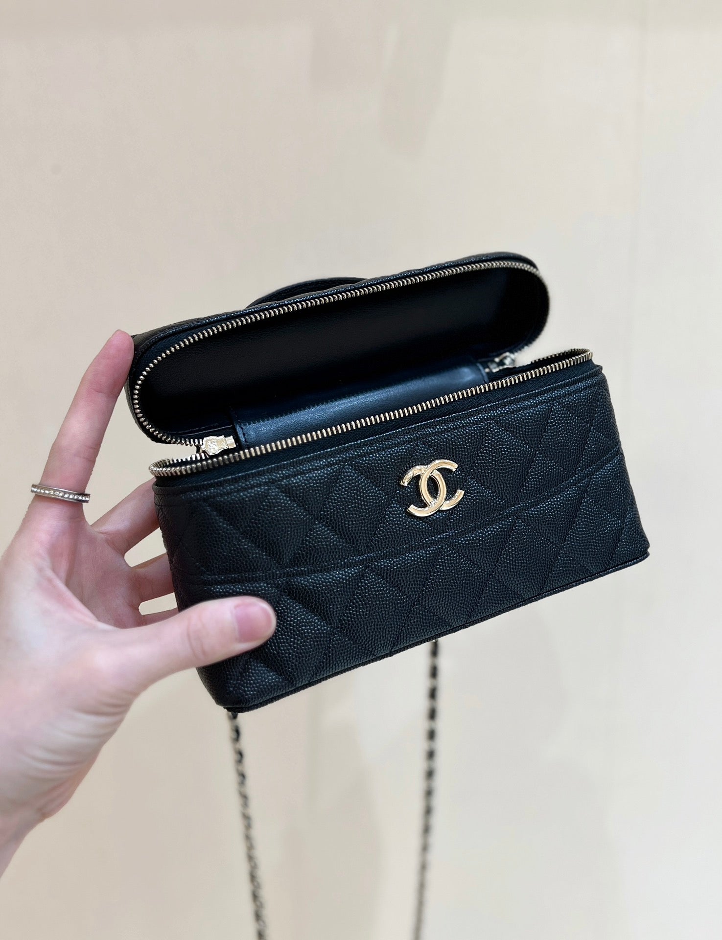 25C Vanity 19cm Top Handle Black Grained Calfskin