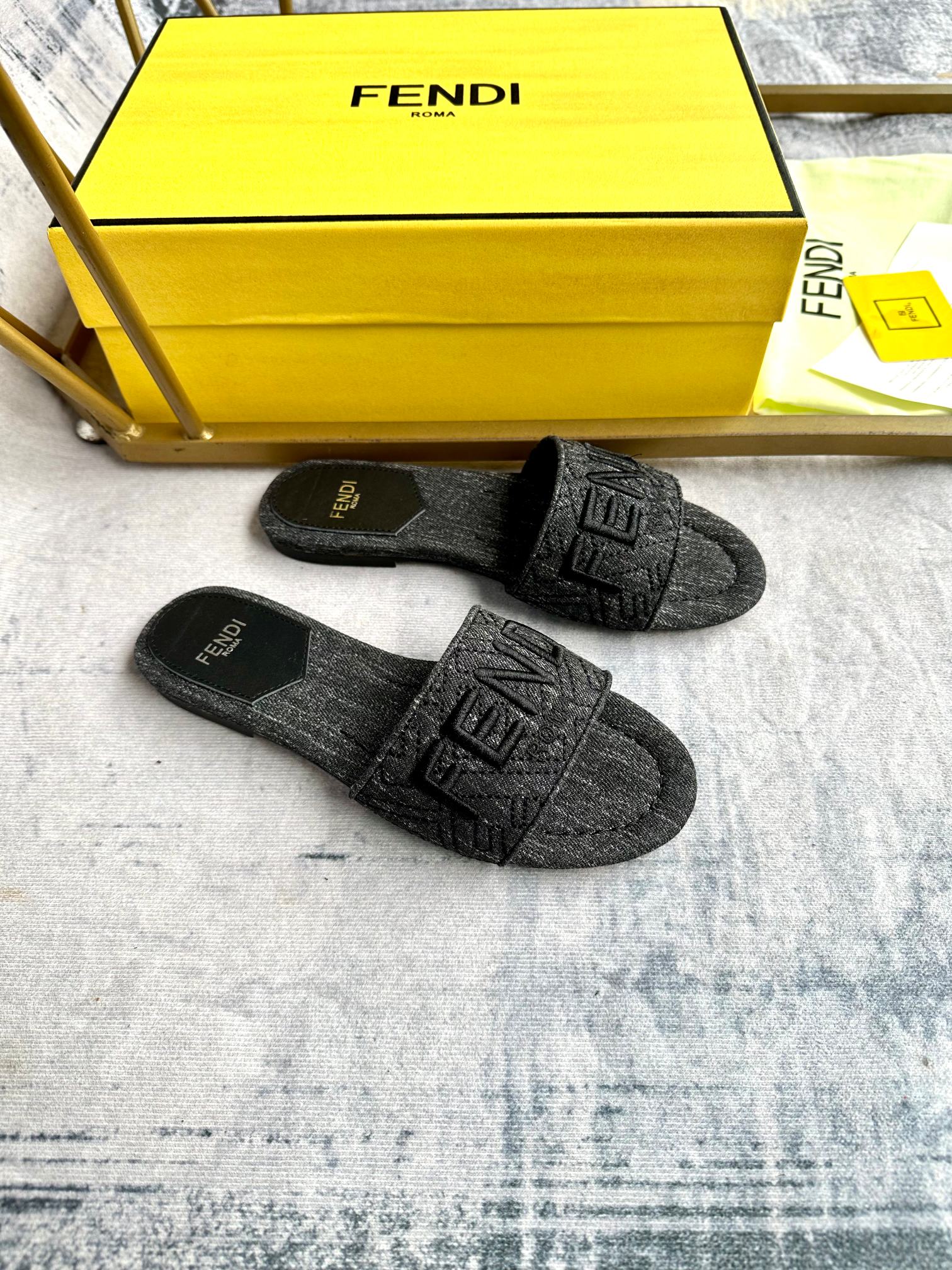 FF 5 Black Canvas Slide