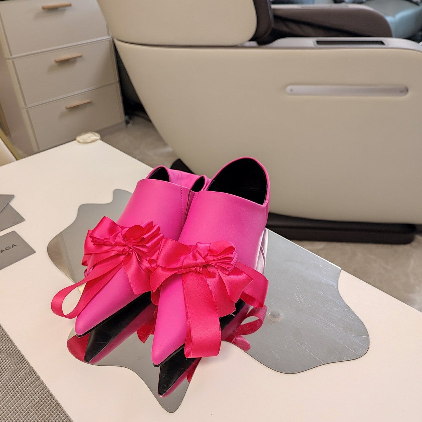 POINTED-TOE FLATS WITH BOW IN HOT PINK SOFT LAMBSKIN