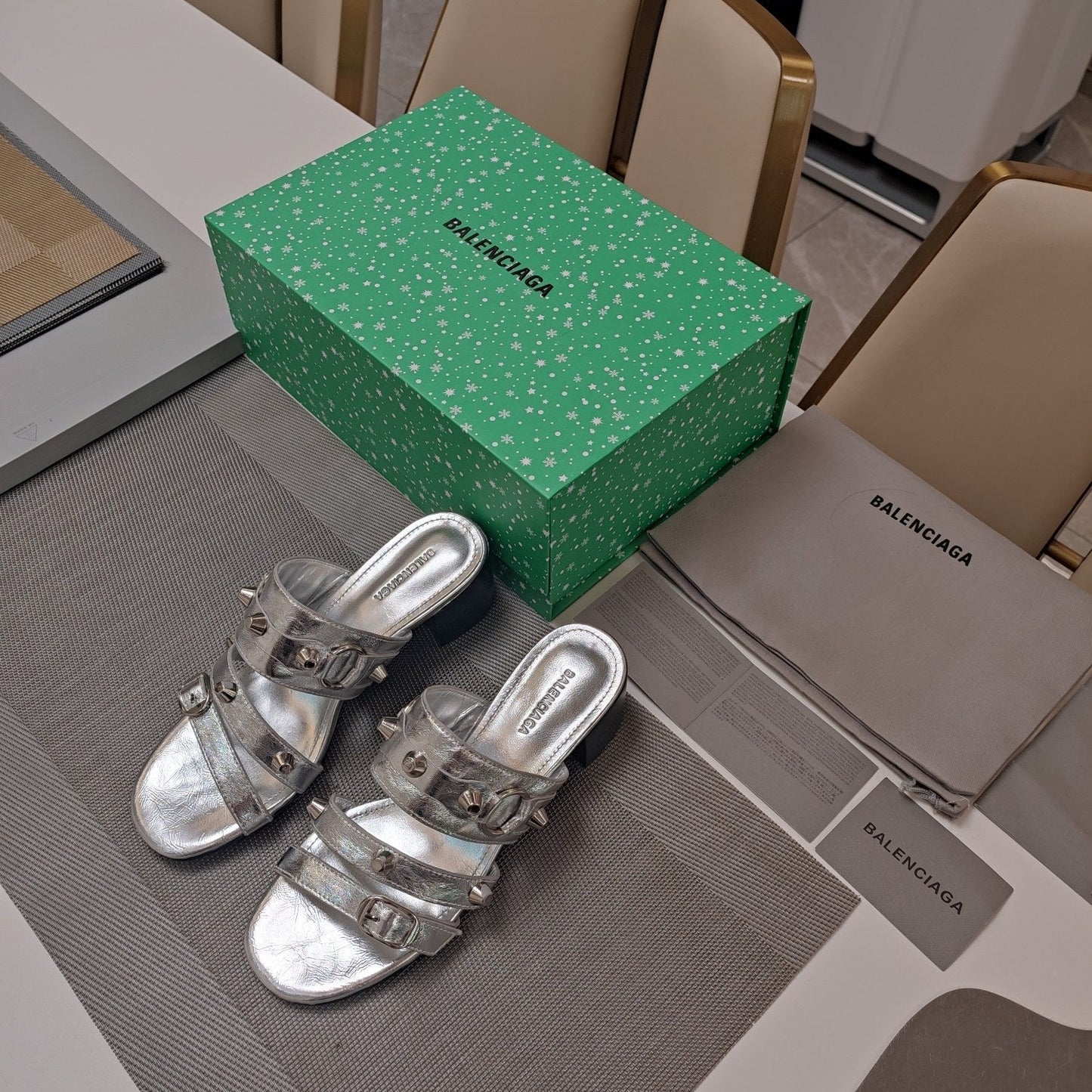 STRAPPY MEDIUM HEELED SANDALS IN SILVER STUDDED WAX-OIL SHEEPSKIN