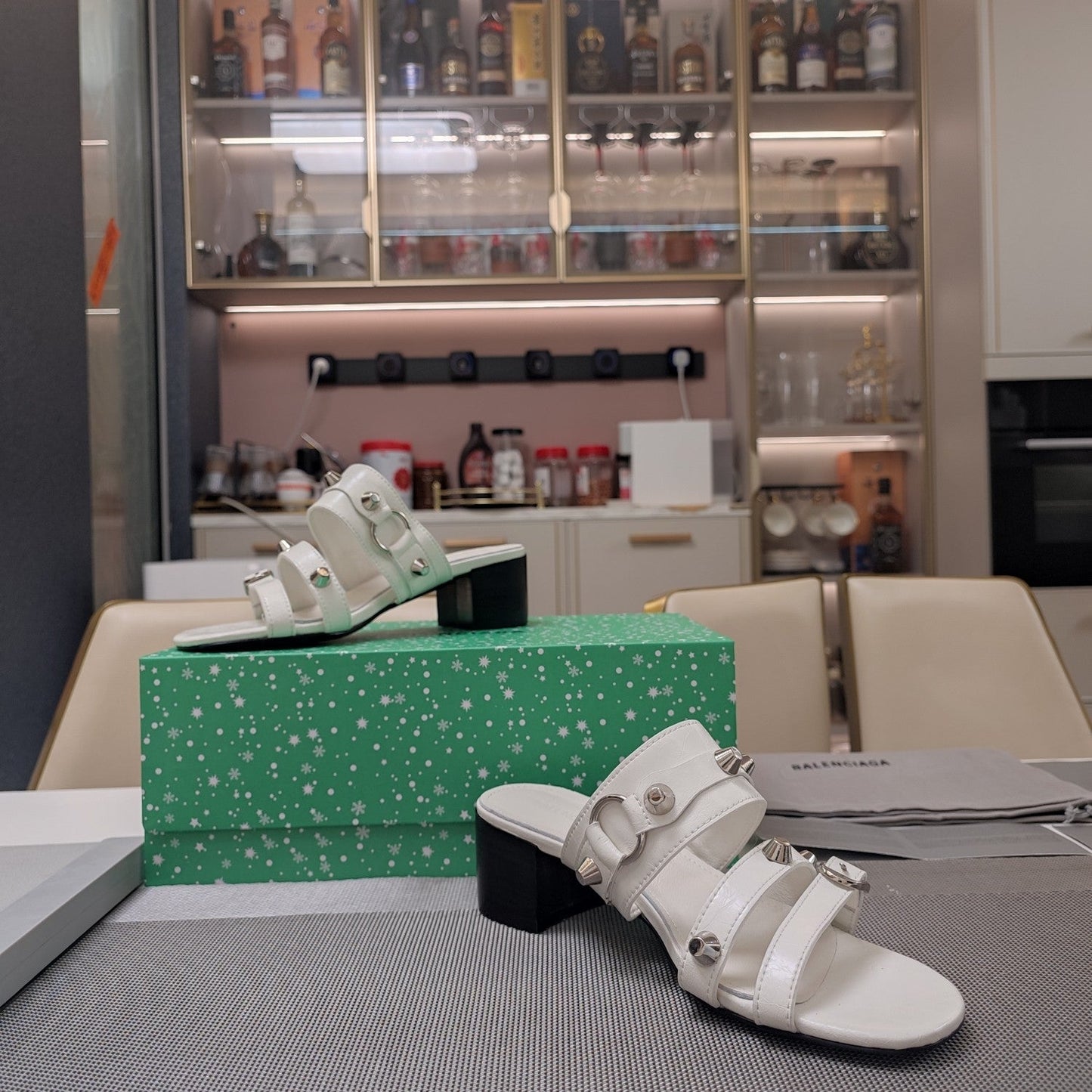STRAPPY MEDIUM HEELED SANDALS IN WHITE STUDDED WAX-OIL SHEEPSKIN