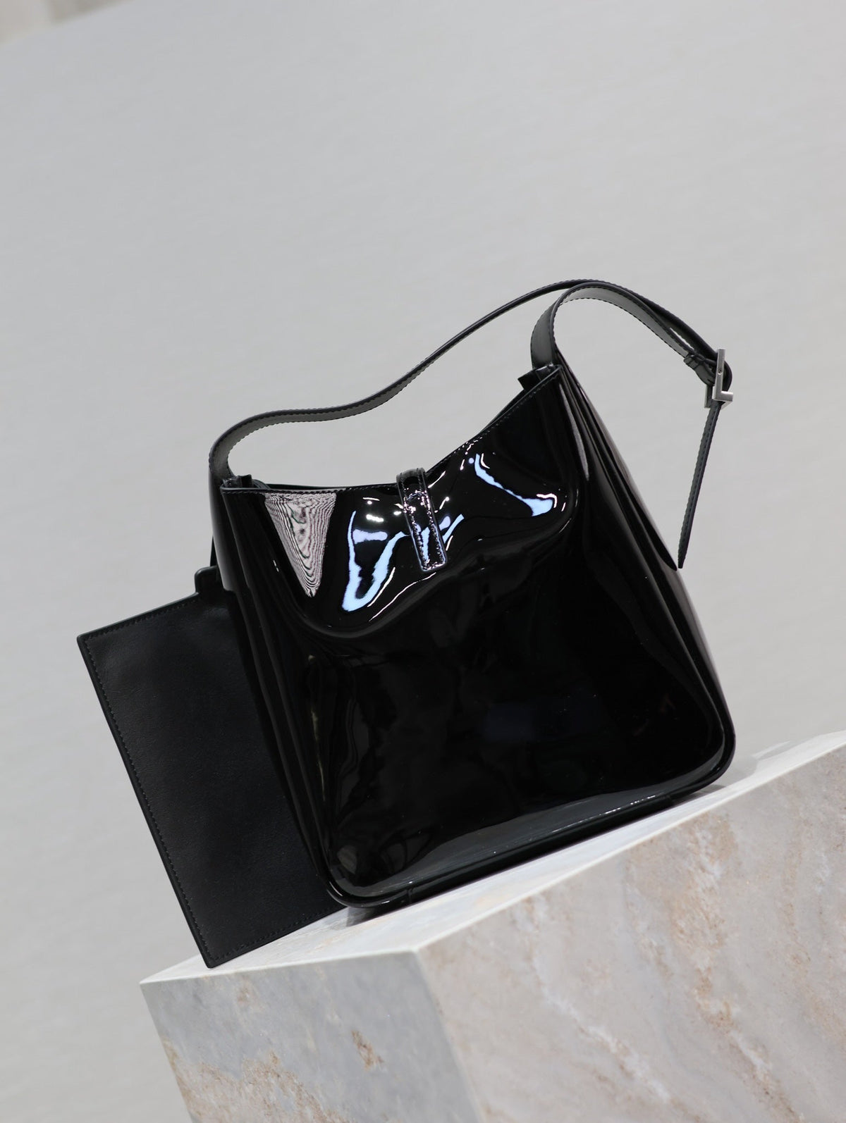 le 5a7 small 23cm black patent calfskin