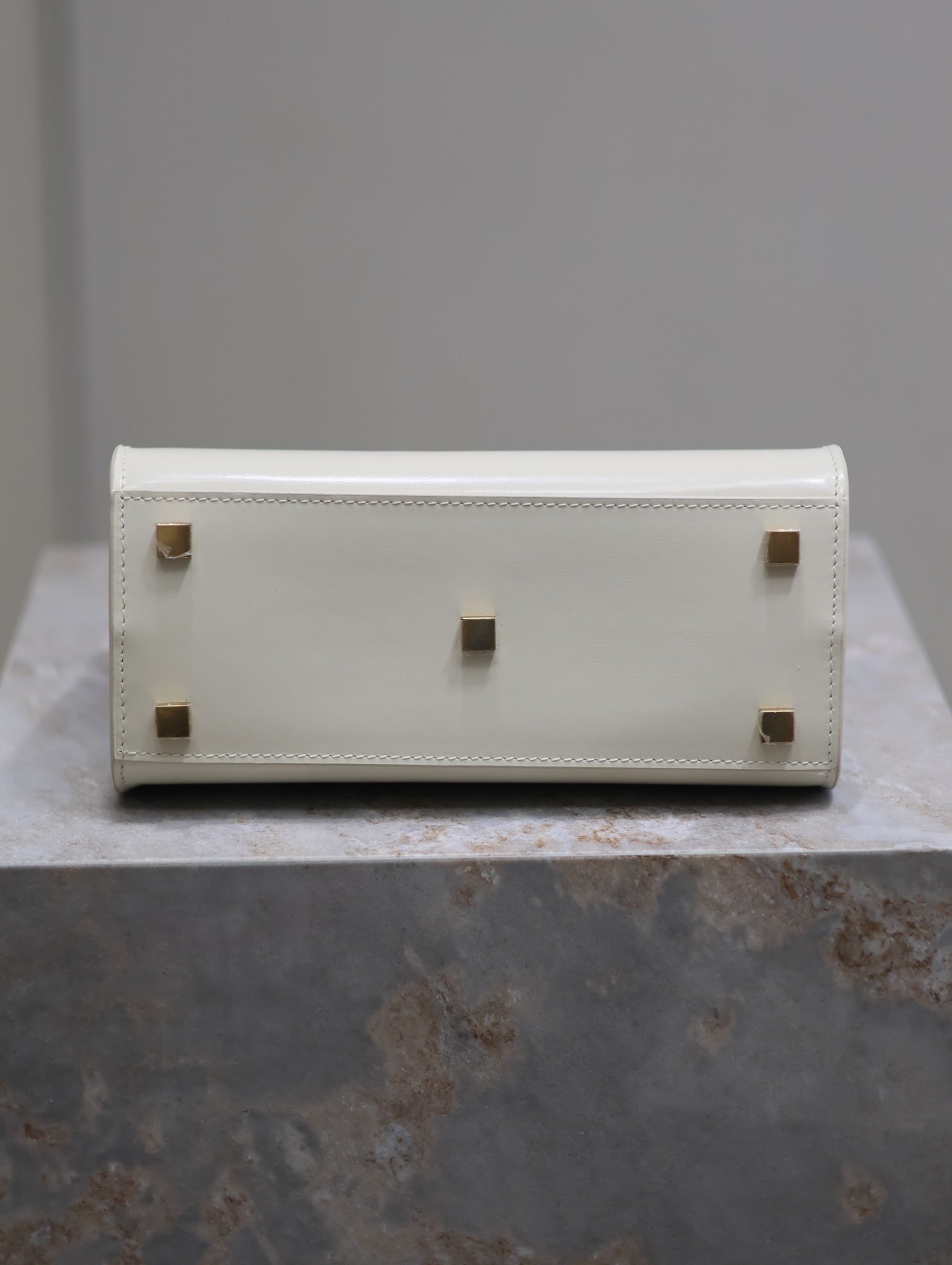 MANHATTAN SMALL TOP HANDLE BAG 21 IN WHITE CALFSKIN GOLD HARDWARE