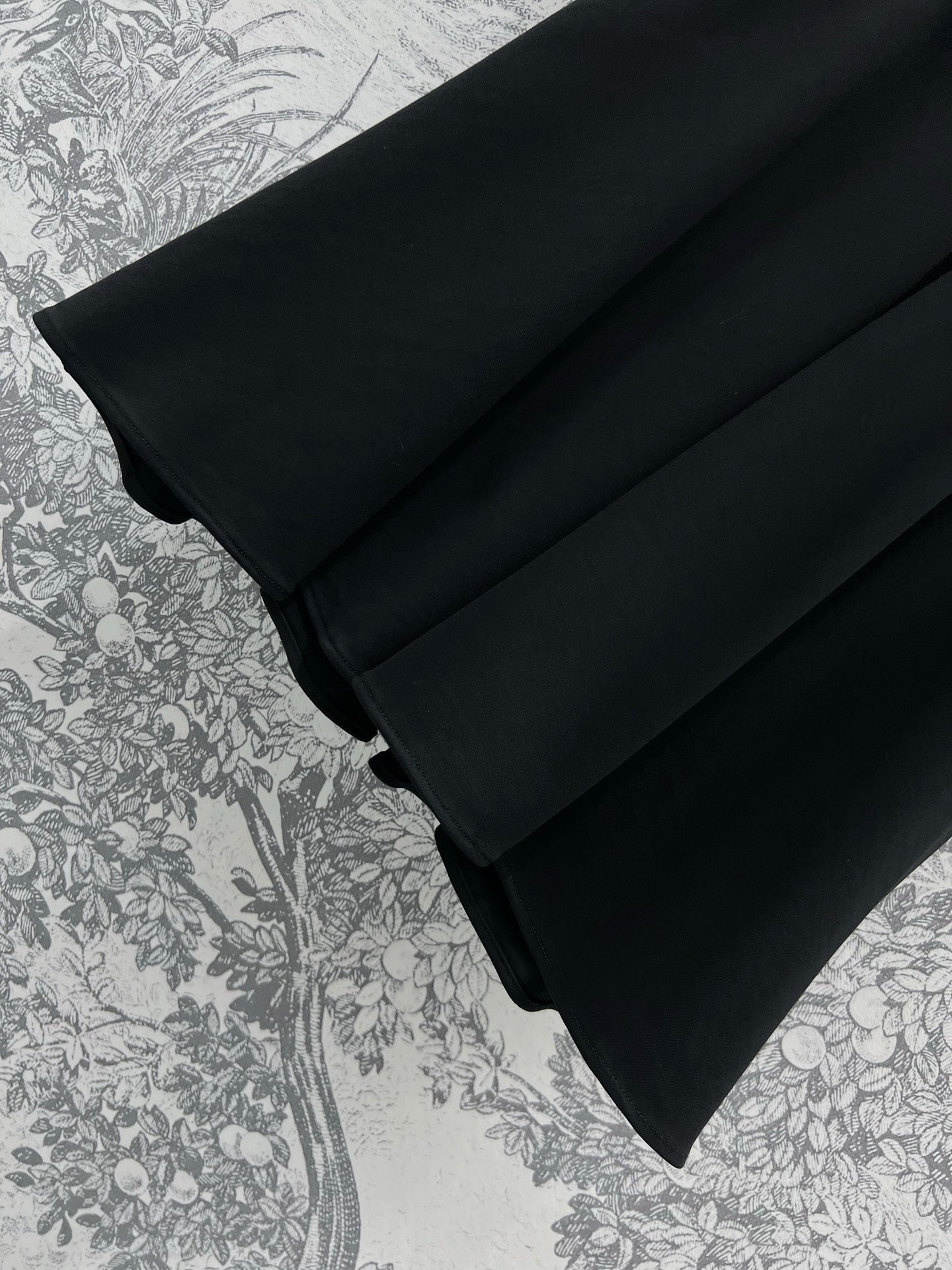LV 25 Lotus Leaf Short Sleeve Dress Black Cotton