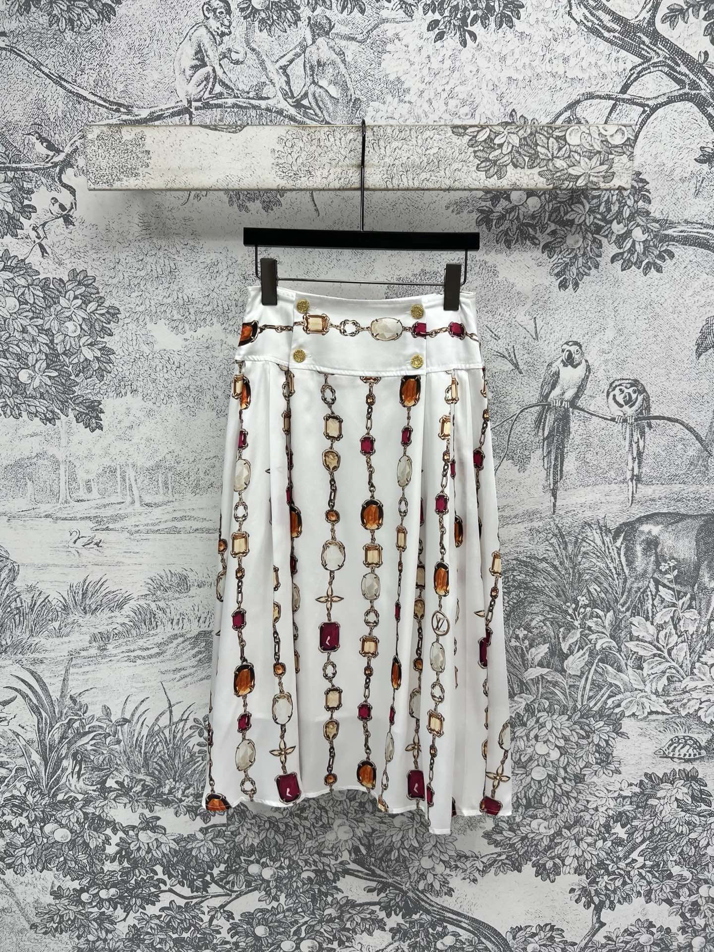 LV 25 Decorative Pattern Gemstone Chain Pleated Skirt White Poliester