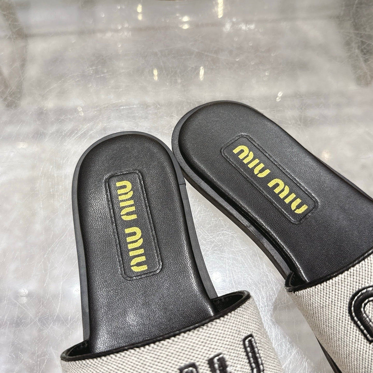 Miu Slippers Black Leather 235320
