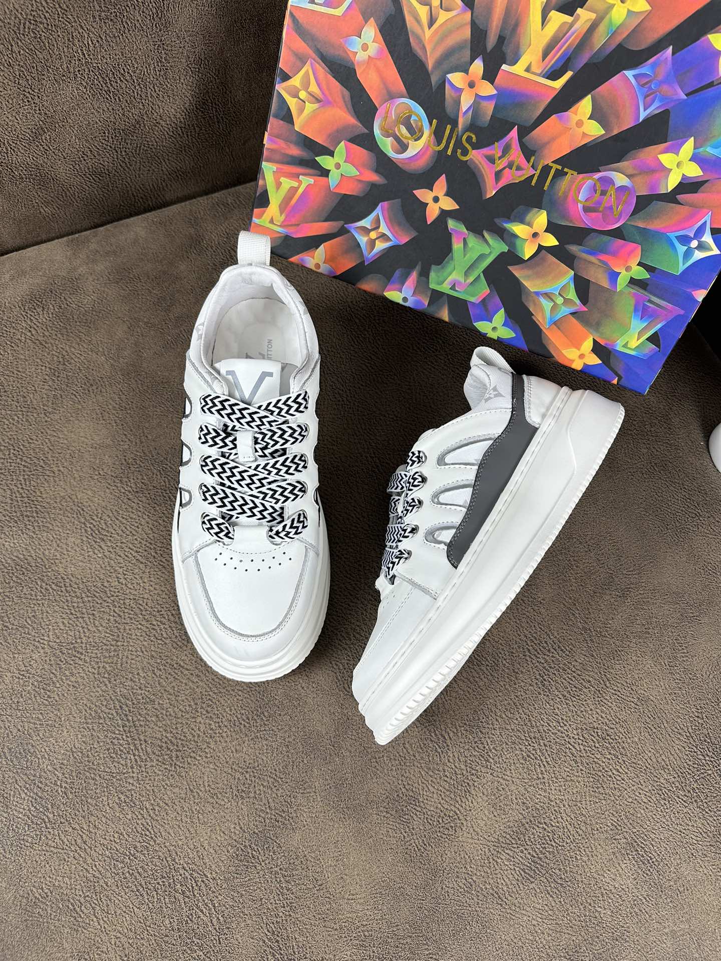 LV TRAINER SHOES IN WHITE MIX BLACK CALFSKIN