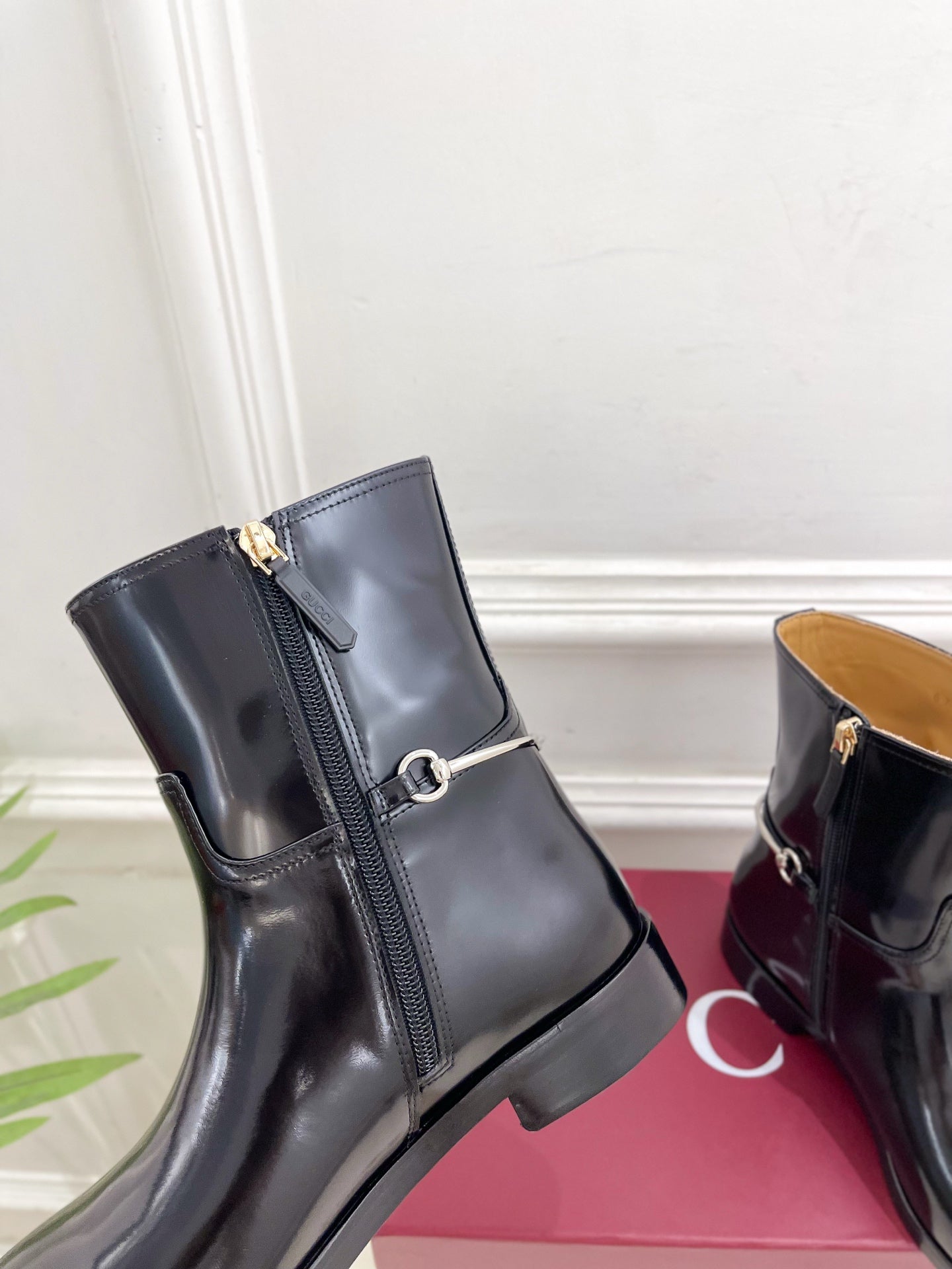 Gucci 25𝐬𝐬 horsebit  ankle boots black patent calfskin 435384